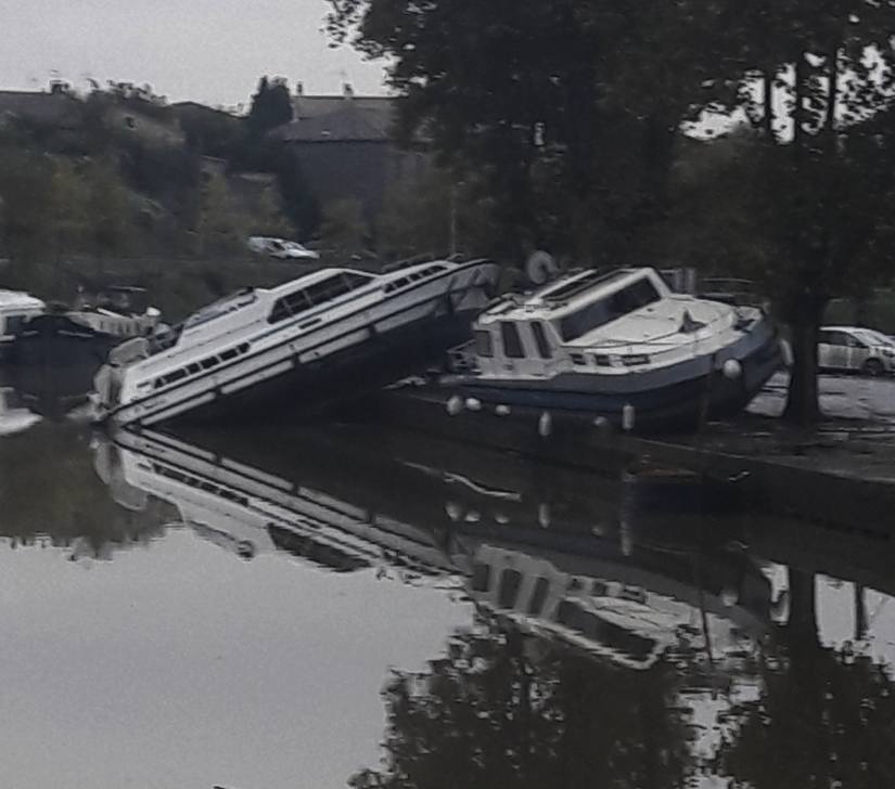 Les bateaux bouleversés sur le canal du Midi à Trèbes